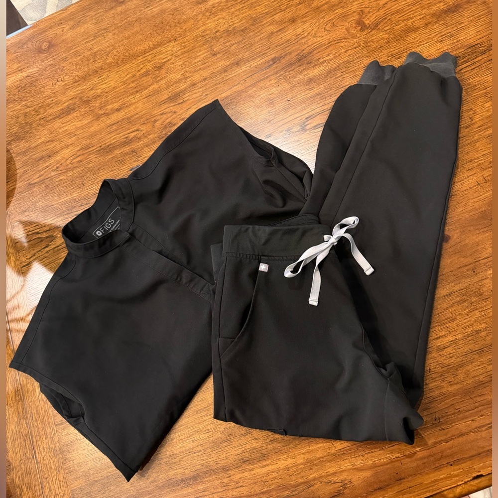 Figs Scrubs in Black, Zamora Joggers S    Rafaela top XS